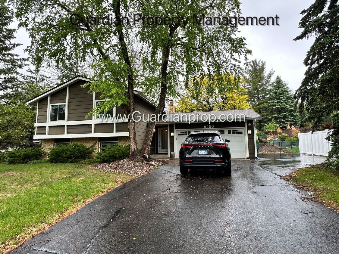 Foto principal - Eden Prairie Single Family Home, Fenced Ya...