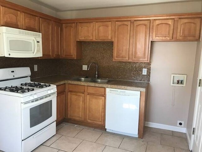 Building Photo - Updated 2 bed 1 bath duplex in Park Hill!