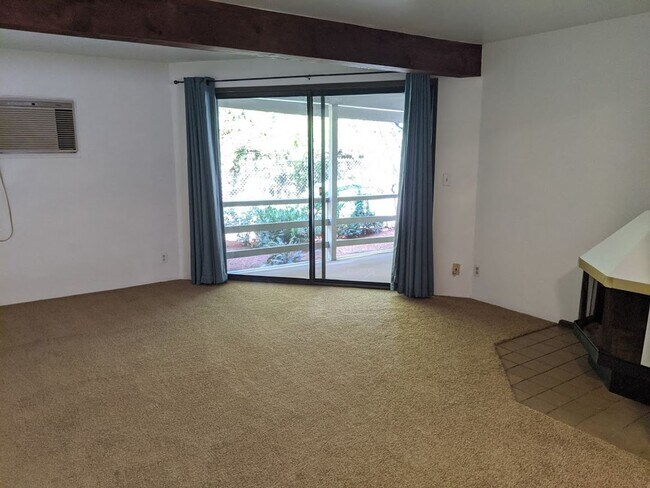 Building Photo - Great 2 bed/1 bath condo near Eugene Count...