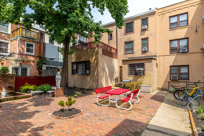 Courtyard - Waverly Court