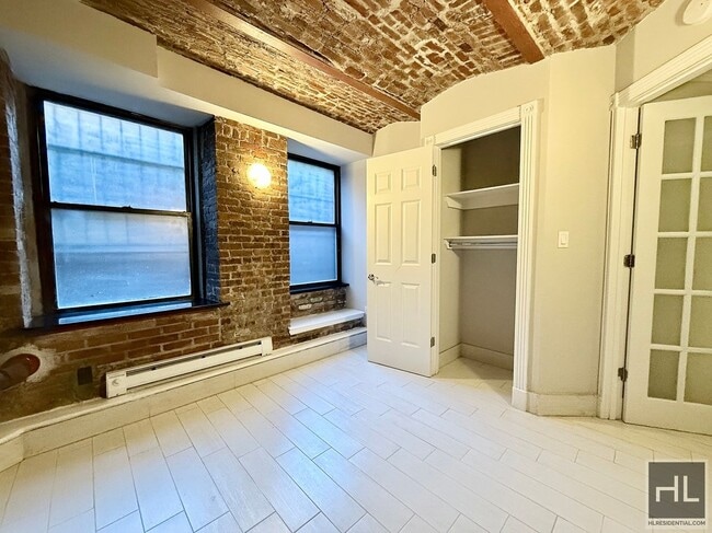 Building Photo - Charming Garden-Level Apartment with Priva...