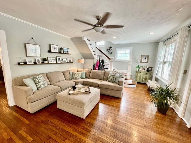 Building Photo - Charming Larchmont 4 Bedroom - 2 Sun Rooms...