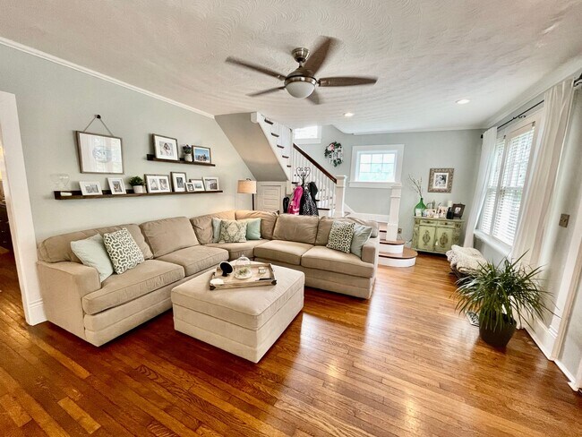 Foto del edificio - Charming Larchmont 4 Bedroom - 2 Sun Rooms...