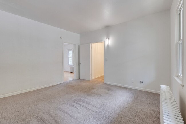 Building Photo - AVAILABLE AUGUST 2026 - Huge 3+ Bedroom Unit w/ Wrap Around Deck & Big Yard!