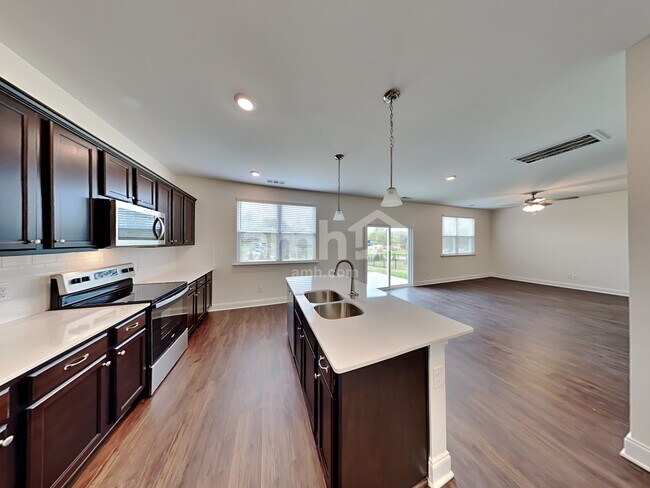 Building Photo - 2104 Williamshire Ln