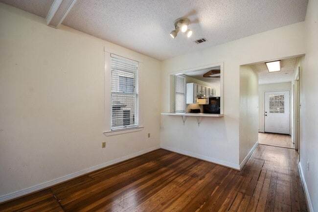 Building Photo - 609 Harthan St