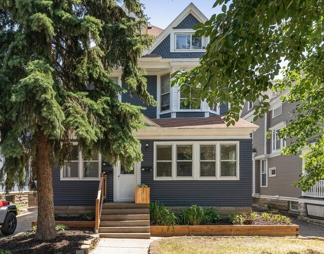 Foto del edificio - 2113 Bryant Avenue South, Unit 3