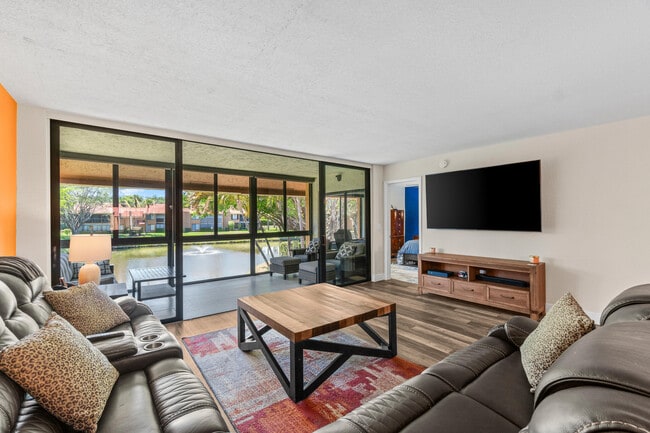 Foto del edificio - 11255 Green Lake Dr