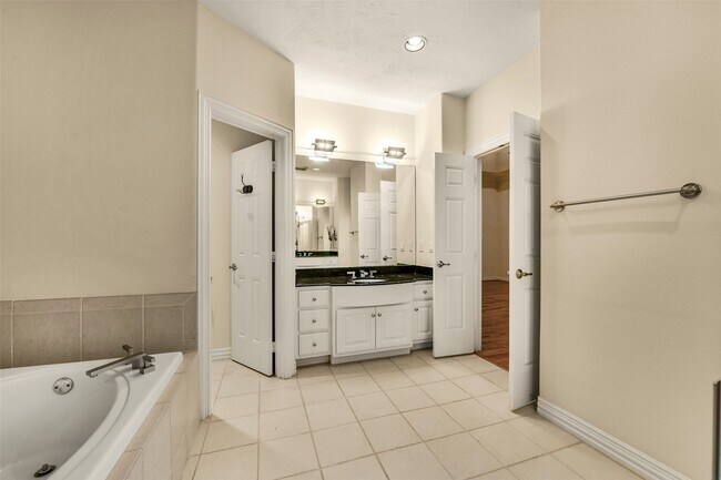 Building Photo - 3030 Orchard Ct