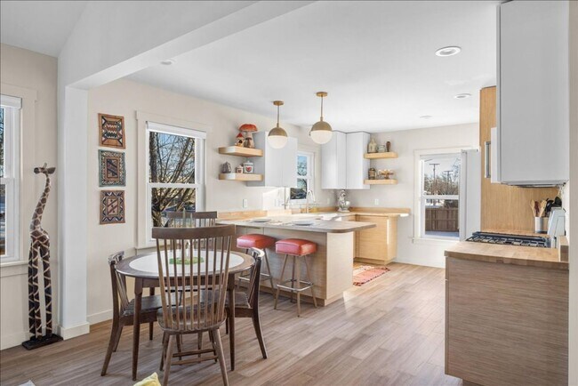 Foto del edificio - Stunning 4BR/2BA Home in Prime West End Location | Fully Remodeled with Custom Touches