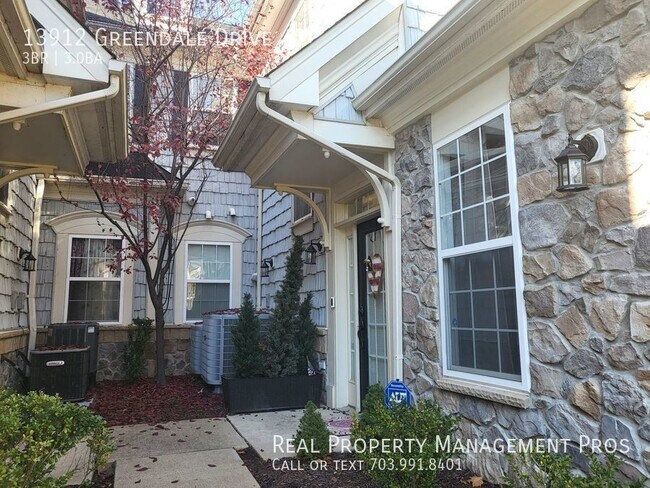 Foto del edificio - Qualify for a zero deposit? Over 2400SF. V...