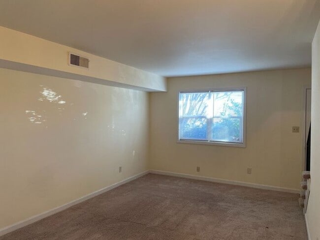 Building Photo - Cotswold Area Townhome Apartment