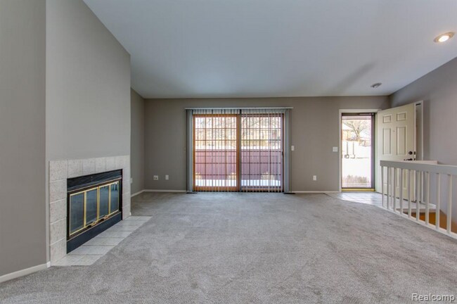 Building Photo - 38856 Country Cir