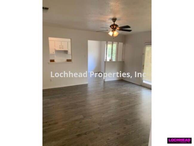 Foto del edificio - 648 Edgeglen Dr