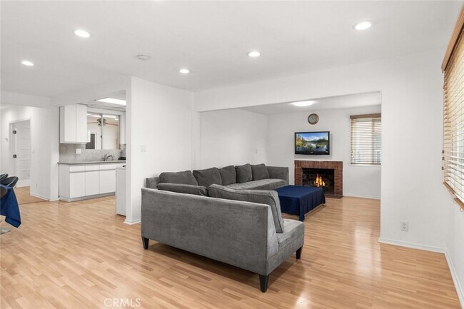 Foto del edificio - 12329 Burton St