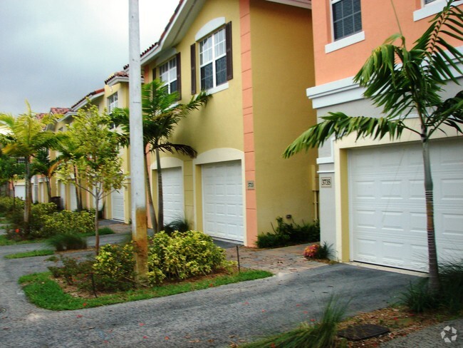 Building Photo - Colonial Palms