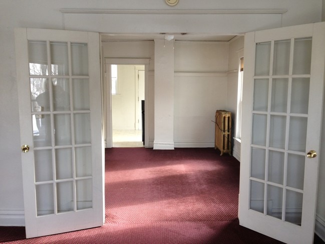 Building Photo - 526 E 7th St