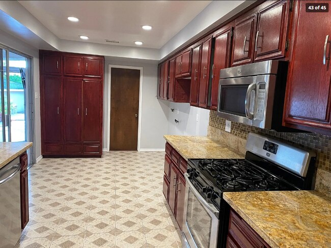 Building Photo - 1085 Riviera Dr
