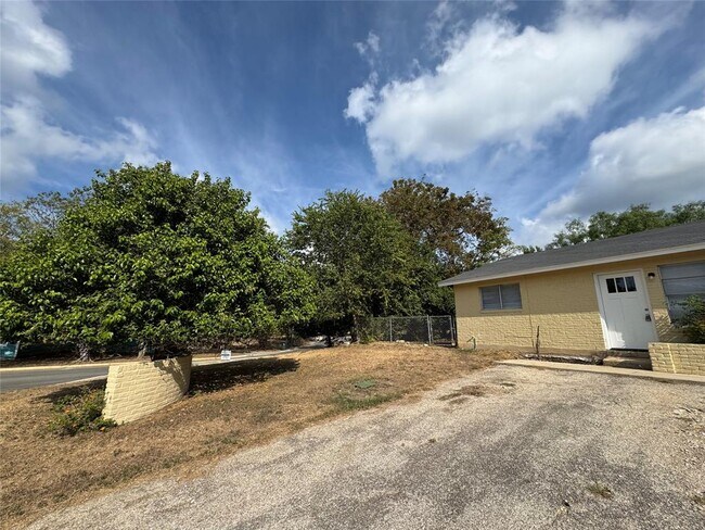 Building Photo - 128 Coers Cir