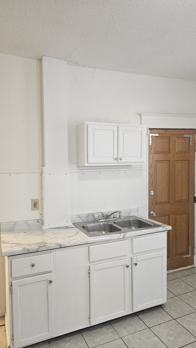 Foto del edificio - 585 Case Ave