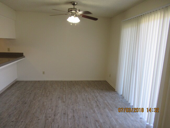 Foto del edificio - 1155 E Bullard Ave
