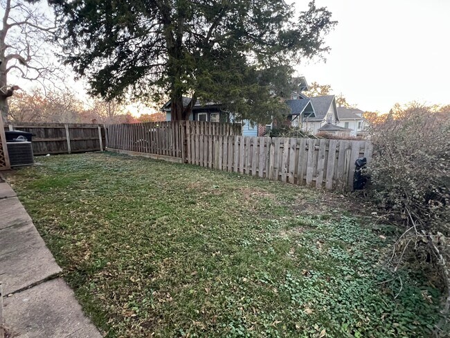 Foto del edificio - 2222 E 12th St