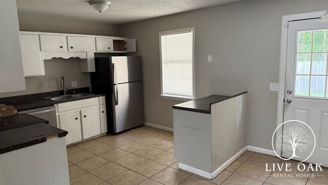 Building Photo - MOVE-IN SPECIAL: $500 OFF 1st MONTH'S RENT!**