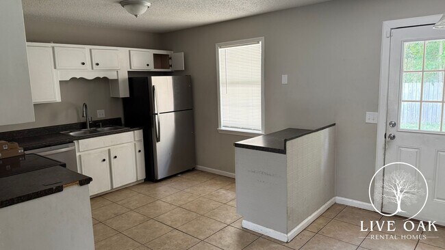 Foto del edificio - MOVE-IN SPECIAL: $500 OFF 1st MONTH'S RENT!**