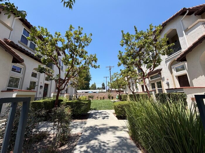 Foto del edificio - Beautiful Village Walk Townhome in the Heart of Claremont Village