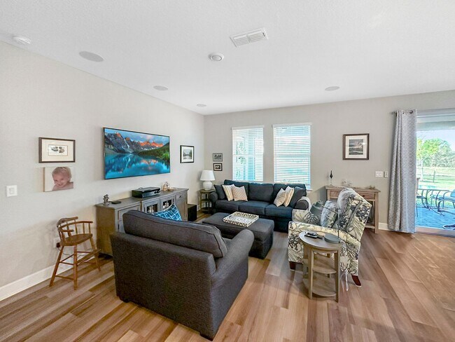 Foto del edificio - 333 Daylily Blvd