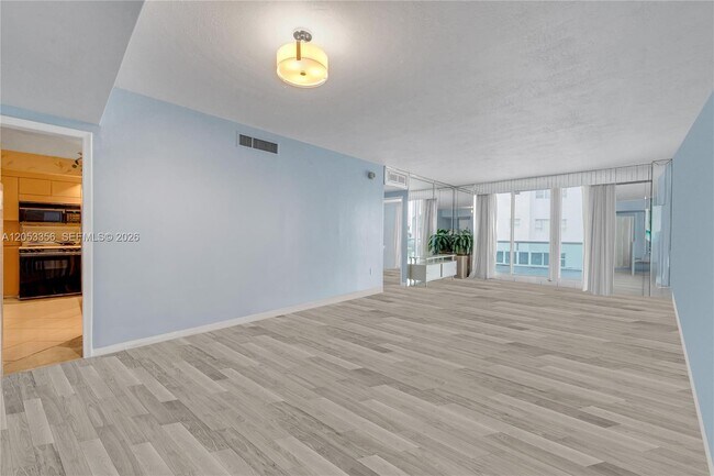 Foto del edificio - 5001 Collins Ave