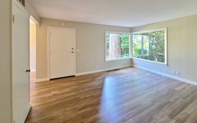 Building Photo - Adorable Mid-Century Ranch home in Lake Os...