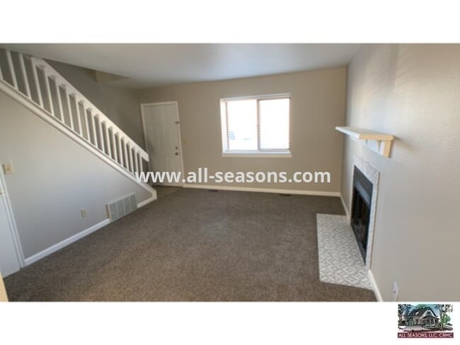 Foto del edificio - Located near Omaha and Powers, this fully ...