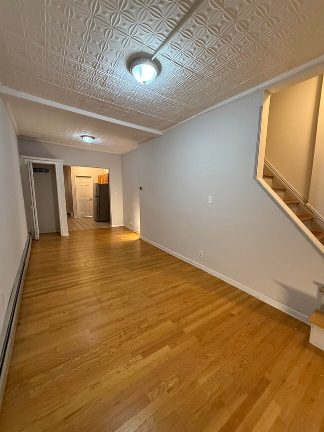 Building Photo - 614 Grand St