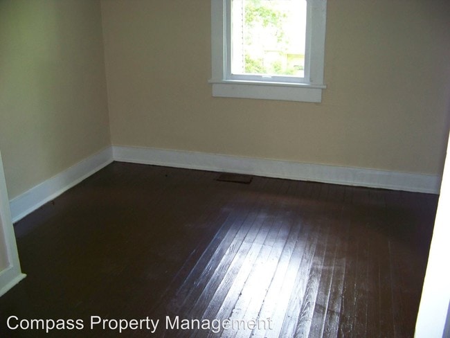 Building Photo - 301 Grandview Dr