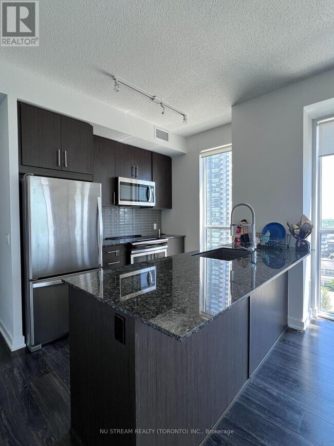 Photo du bâtiment - 4055-4055 Parkside Village Dr