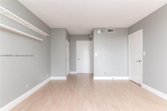 Foto del edificio - 3300 NE 192 St