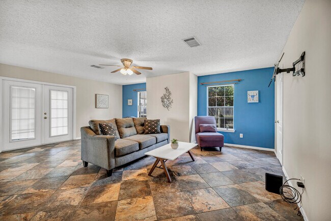 Foto del edificio - 902 Palitine Ln