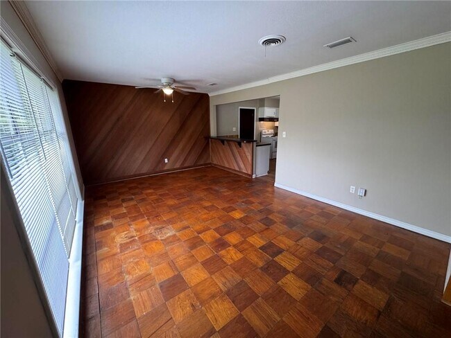 Foto del edificio - 5855 Woodvale Dr