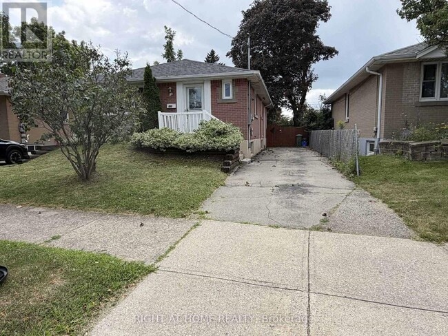 Building Photo - 830 Brucedale Ave E