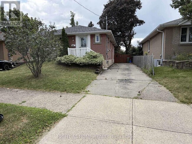 Photo du bâtiment - 830 Brucedale Ave E