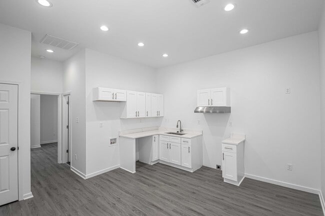 Building Photo - 214 S Park St