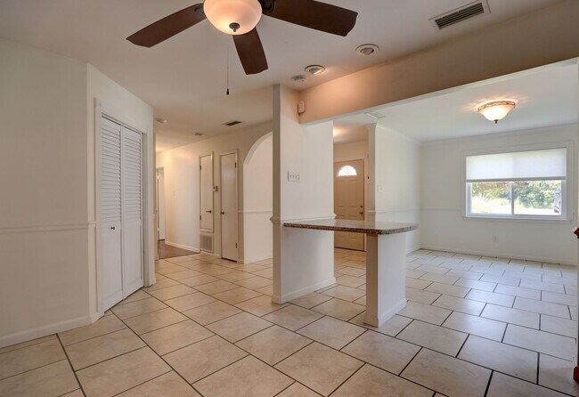 Building Photo - MOVE IN READY!