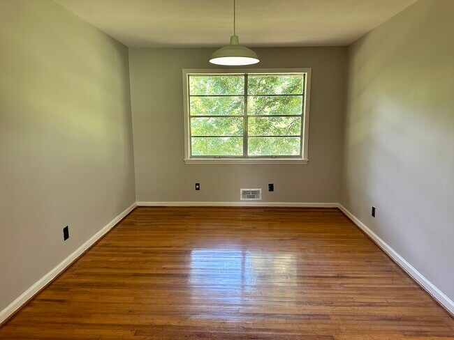 Building Photo - 1006 Riverbend Dr
