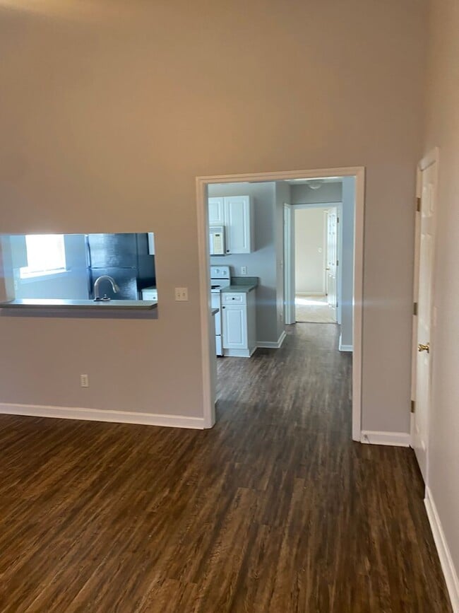 Building Photo - Beautiful 3 Bedroom 3 Bath