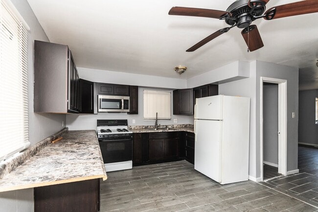 Building Photo - Spacious 4 Bed 2 Bath