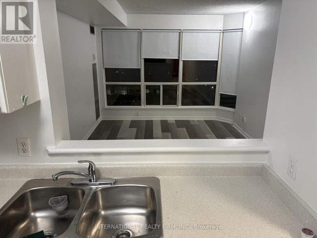 Building Photo - 8 Lee Centre Dr