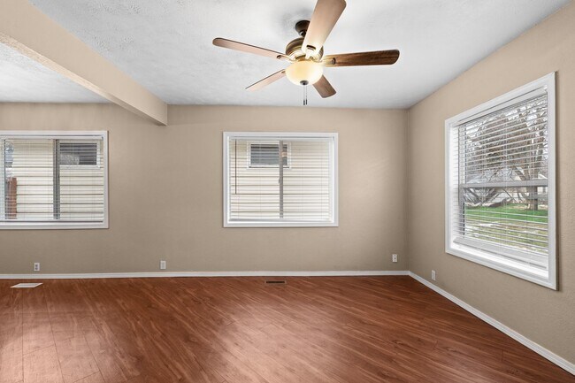 Foto del edificio - NW Shadle 3 Bed 1 Bath home with many updates fenced yard detached garage