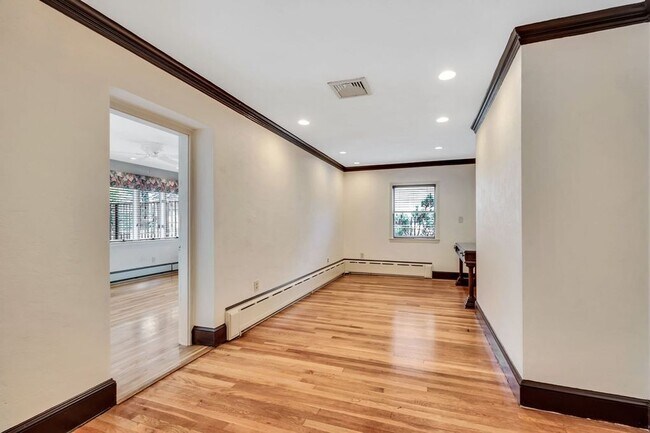 Building Photo - 832 Chestnut St