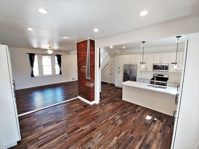 Building Photo - GORGEOUS, large 3 bedroom stand alone hous...